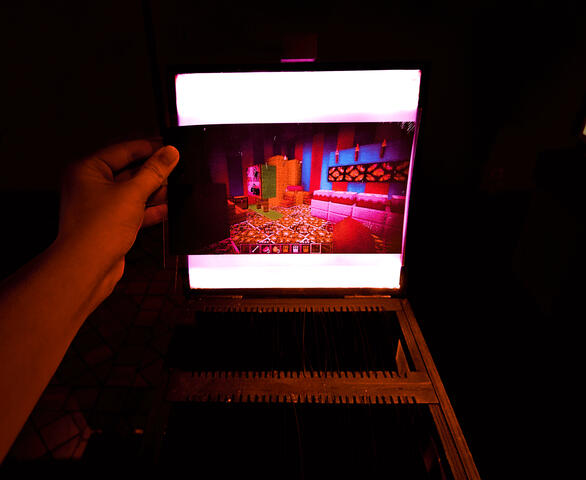 Dans une forme d’archéologie numérique accidentelle, des fragments de mondes oubliés refont surface, altérés par le temps et les updates. Ces espaces, créés puis abandonnés, n’étaient pas censés être retrouvés. Ils persistent, sous une forme troublée, plei